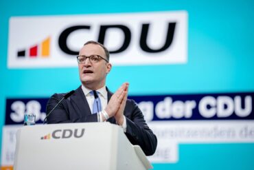 CDU-Politiker Jens Spahn muss sein mächtiges Amt als Fraktionschef abgeben.