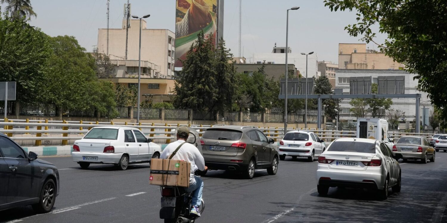 Fahrzeuge fahren in Teheran an einer Plakatwand vorbei, auf der die geballte Faust des verstorbenen iranischen Obersten Führers Ajatollah Ali Chamenei zu sehen ist. (Archivbild)