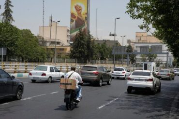 Fahrzeuge fahren in Teheran an einer Plakatwand vorbei, auf der die geballte Faust des verstorbenen iranischen Obersten Führers Ajatollah Ali Chamenei zu sehen ist. (Archivbild)