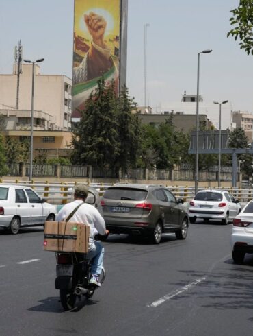 Fahrzeuge fahren in Teheran an einer Plakatwand vorbei, auf der die geballte Faust des verstorbenen iranischen Obersten Führers Ajatollah Ali Chamenei zu sehen ist. (Archivbild)