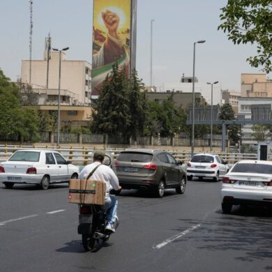 Fahrzeuge fahren in Teheran an einer Plakatwand vorbei, auf der die geballte Faust des verstorbenen iranischen Obersten Führers Ajatollah Ali Chamenei zu sehen ist. (Archivbild)