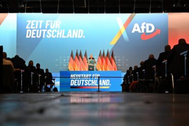 Die AfD tagt in der weiträumig abgesperrten Messe Erfurt.