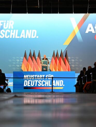 Die AfD tagt in der weiträumig abgesperrten Messe Erfurt.