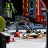Rettungskräfte brachten mindestens zwei Menschen nach dem Brand mit Verbrennungen in ein Krankenhaus.