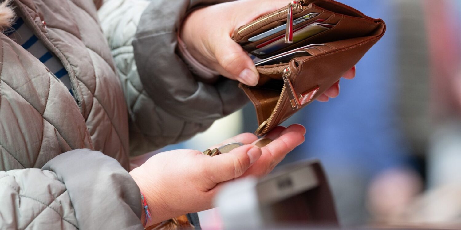 Je höher die Teuerungsrate, umso geringer die Kaufkraft der Menschen: Sie können sich für einen Euro dann weniger leisten. (Symbolbild)