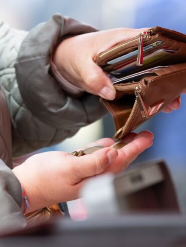 Je höher die Teuerungsrate, umso geringer die Kaufkraft der Menschen: Sie können sich für einen Euro dann weniger leisten. (Symbolbild)