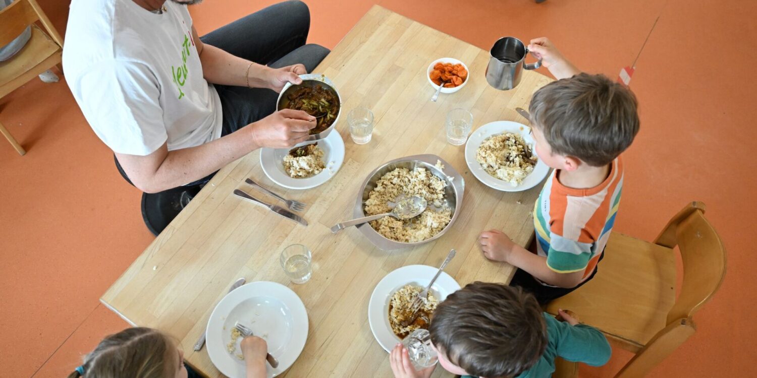 Auch für gemeinsames Mittagessen in Kita oder Schulen stellt das Bildungs- und Teilhabepakets Gelder zur Verfügung. Laut einer Analyse aber werden sie zu wenig abgerufen. (Archivbild)