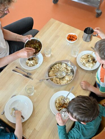 Auch für gemeinsames Mittagessen in Kita oder Schulen stellt das Bildungs- und Teilhabepakets Gelder zur Verfügung. Laut einer Analyse aber werden sie zu wenig abgerufen. (Archivbild)