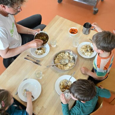 Auch für gemeinsames Mittagessen in Kita oder Schulen stellt das Bildungs- und Teilhabepakets Gelder zur Verfügung. Laut einer Analyse aber werden sie zu wenig abgerufen. (Archivbild)