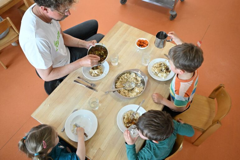 Auch für gemeinsames Mittagessen in Kita oder Schulen stellt das Bildungs- und Teilhabepakets Gelder zur Verfügung. Laut einer Analyse aber werden sie zu wenig abgerufen. (Archivbild)
