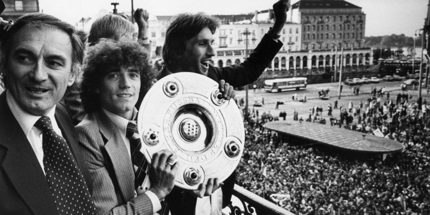 Kevin Keegan nach dem Gewinn der Meisterschaft mit dem HSV. (Archivbild)