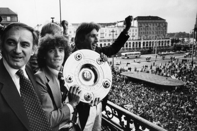 Kevin Keegan nach dem Gewinn der Meisterschaft mit dem HSV. (Archivbild)