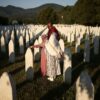 Angehörige von Opfern trauern am Jahrestag des Völkermords von Srebrenica.