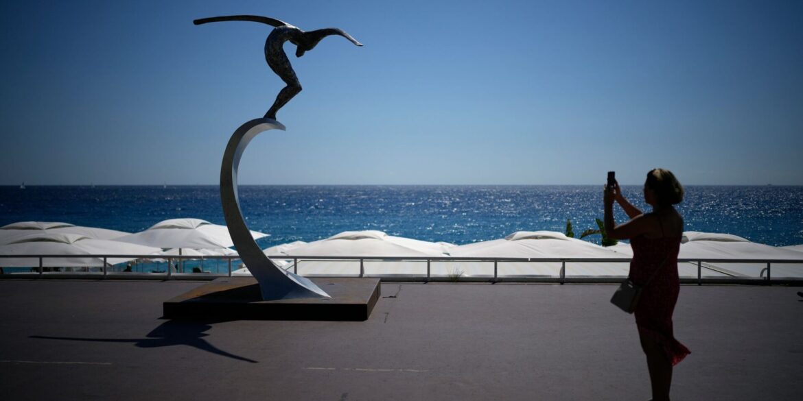 Eine Skulptur erinnert an der Strandpromenade von Nizza an die Opfer des Anschlags vom 14. Juli 2016. (Archivbild)