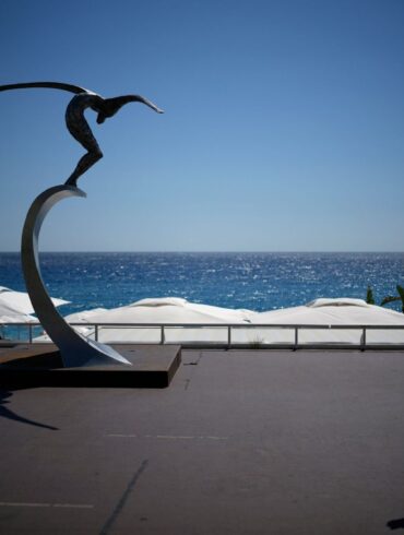 Eine Skulptur erinnert an der Strandpromenade von Nizza an die Opfer des Anschlags vom 14. Juli 2016. (Archivbild)
