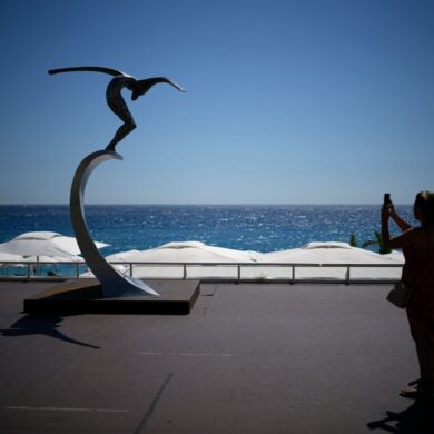 Eine Skulptur erinnert an der Strandpromenade von Nizza an die Opfer des Anschlags vom 14. Juli 2016. (Archivbild)