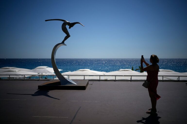 Eine Skulptur erinnert an der Strandpromenade von Nizza an die Opfer des Anschlags vom 14. Juli 2016. (Archivbild)