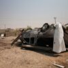 Ein bei den US-saudischen Angriffen im Irak beschädigtes Fahrzeug auf dem Stützpunkt einer proiranischen Miliz.
