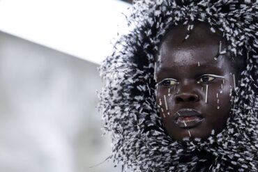 Blickfang auf der Pariser Modewoche: Ein Model präsentiert eine Kreation von Celia Kritharioti.
