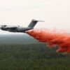 Ein Airbus A400M wirft Löschmittel über dem Waldbrand nahe Lacanau ab.