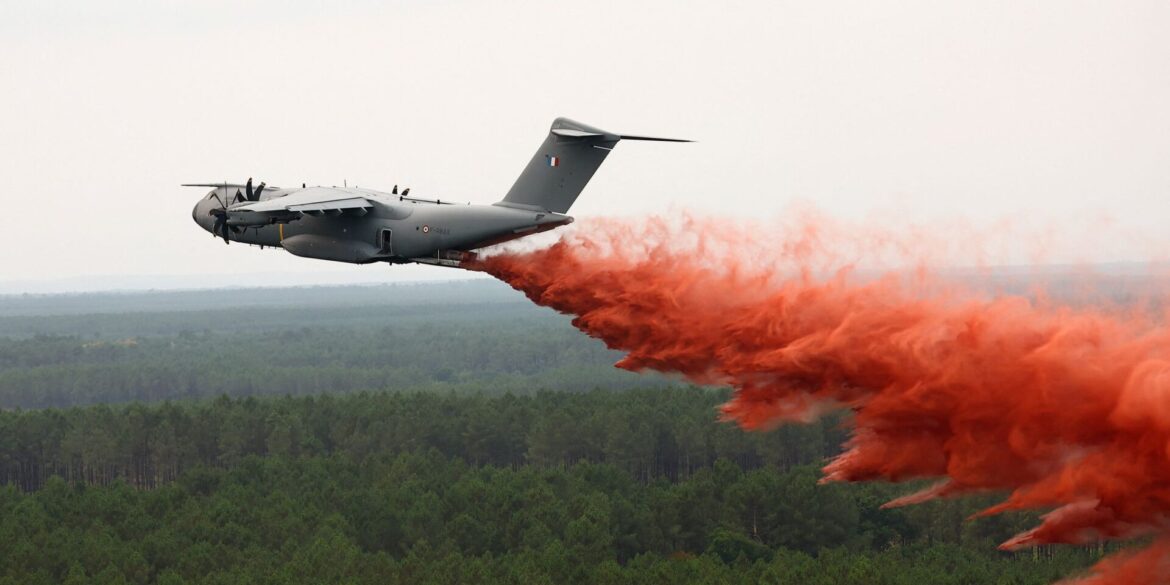 Ein Airbus A400M wirft Löschmittel über dem Waldbrand nahe Lacanau ab.