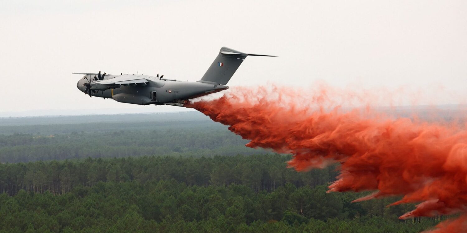Ein Airbus A400M wirft Löschmittel über dem Waldbrand nahe Lacanau ab.