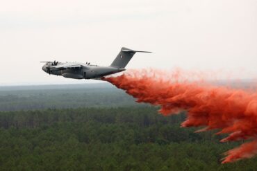 Ein Airbus A400M wirft Löschmittel über dem Waldbrand nahe Lacanau ab.