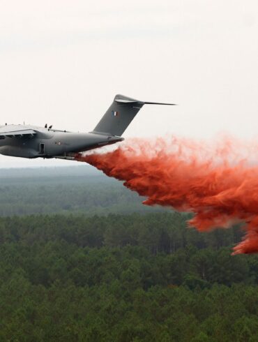 Ein Airbus A400M wirft Löschmittel über dem Waldbrand nahe Lacanau ab.