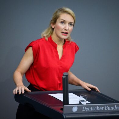 Statt Sanktionen brauche es eine bessere Ausstattung für die Jobcenter, meint die Linken-Chefin Ines Schwerdtner. (Archivbild)