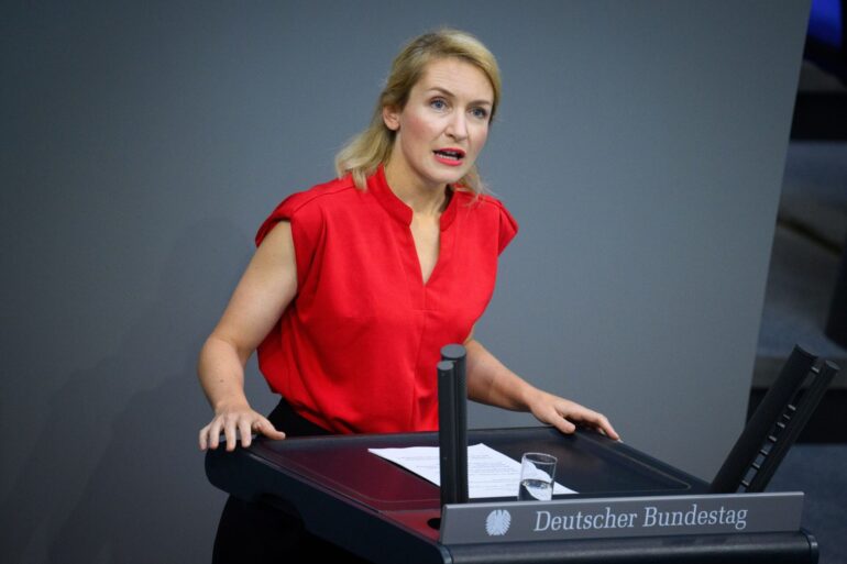 Statt Sanktionen brauche es eine bessere Ausstattung für die Jobcenter, meint die Linken-Chefin Ines Schwerdtner. (Archivbild)