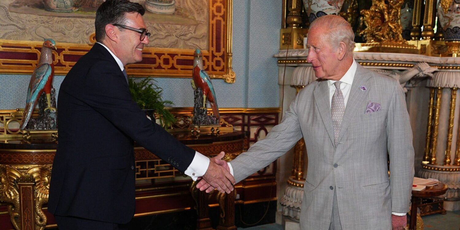 Der neue britische Premierminister Andy Burnham (l.) mit König Charles III.