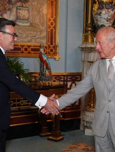 Der neue britische Premierminister Andy Burnham (l.) mit König Charles III.