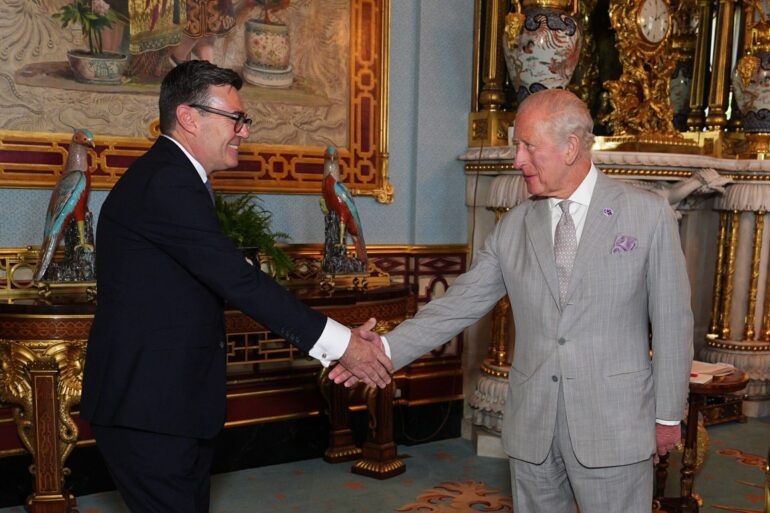 Der neue britische Premierminister Andy Burnham (l.) mit König Charles III.