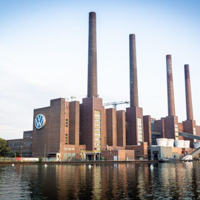 Bei VW in Wolfsburg wird über neue Sparpläne gestritten. (Archivbild)
