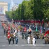Soldaten aus Partnerstaaten der Koalition der Willigen haben die Militärparade zum französischen Nationalfeiertag in Paris angeführt.