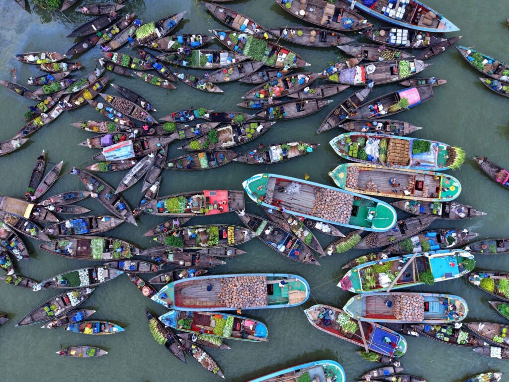 Buntes Treiben: Käufer und Händler versammeln sich mit ihren kleinen Holzbooten auf dem fast 200 Jahre alten schwimmenden Markt von Baithakata in der Gemeinde Nazirpur im Distrikt Pirojpur.