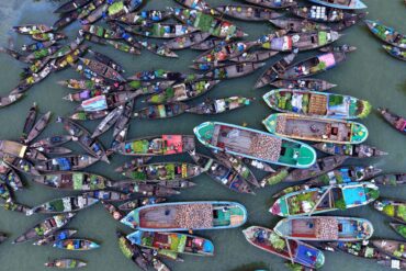 Buntes Treiben: Käufer und Händler versammeln sich mit ihren kleinen Holzbooten auf dem fast 200 Jahre alten schwimmenden Markt von Baithakata in der Gemeinde Nazirpur im Distrikt Pirojpur.