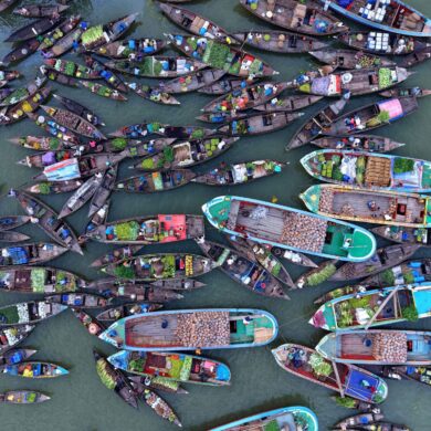 Buntes Treiben: Käufer und Händler versammeln sich mit ihren kleinen Holzbooten auf dem fast 200 Jahre alten schwimmenden Markt von Baithakata in der Gemeinde Nazirpur im Distrikt Pirojpur.