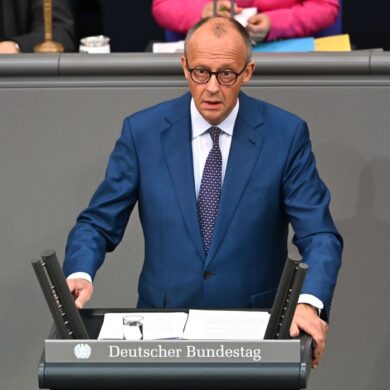 Kanzler Merz verteidigt den schwarz-roten Reformkurs.