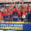 Rodri hält bei der Siegerehrung die WM-Trophäe in die Höhe.