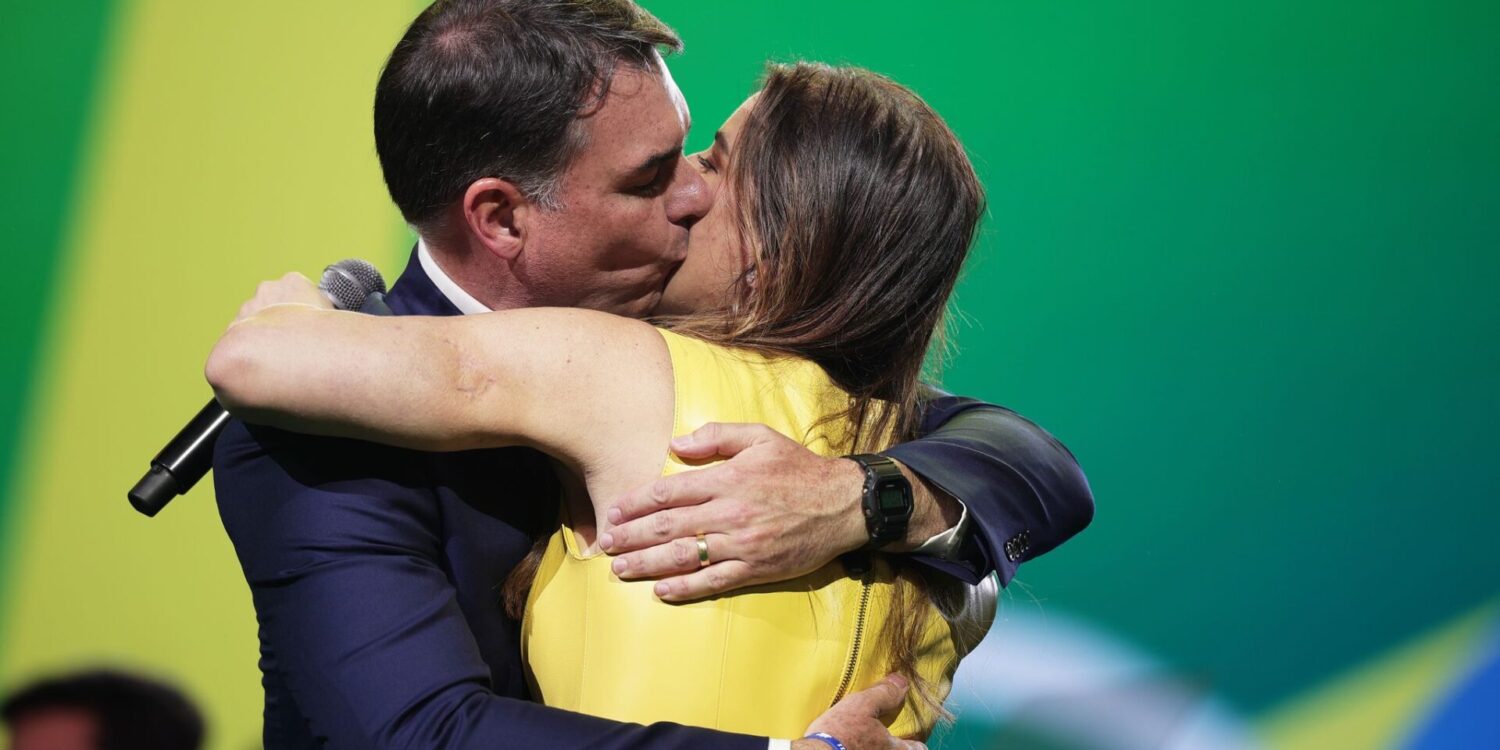 Flávio Bolsonaro küsst seine Frau Fernanda während des Parteitags der Liberalen Partei.