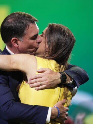 Flávio Bolsonaro küsst seine Frau Fernanda während des Parteitags der Liberalen Partei.