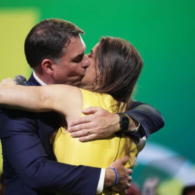 Flávio Bolsonaro küsst seine Frau Fernanda während des Parteitags der Liberalen Partei.