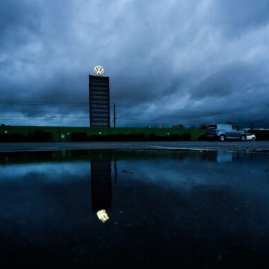 Düstere Wolken über Wolfsburg: Bereits zum zehnten Mal in Folge bricht der Quartalsgewinn ein. (Archivbild)