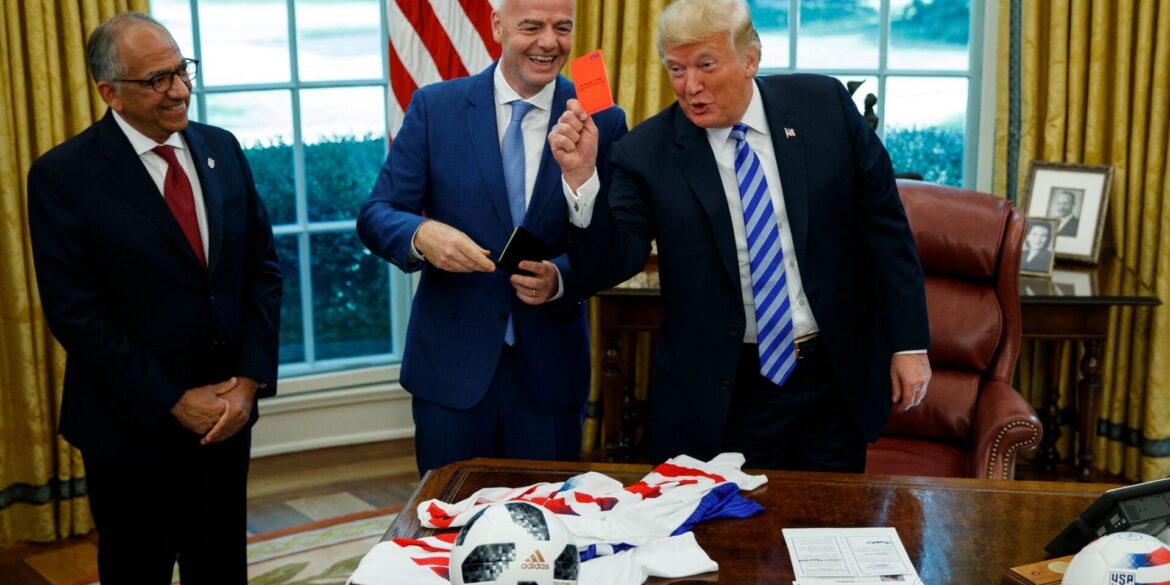 Damals ein Scherz: Trump zeigt Rot. Und jetzt? (Archivbild)