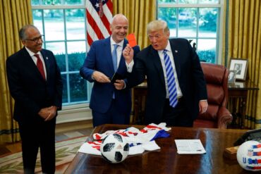 Damals ein Scherz: Trump zeigt Rot. Und jetzt? (Archivbild)