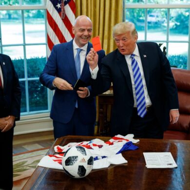 Damals ein Scherz: Trump zeigt Rot. Und jetzt? (Archivbild)