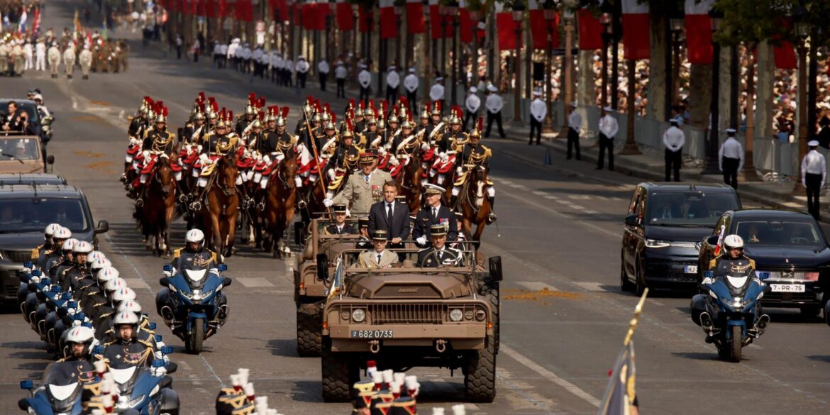 Truppen der Länder der Koalition der Willigen führten die Militärparade zum französischen Nationalfeiertag an.