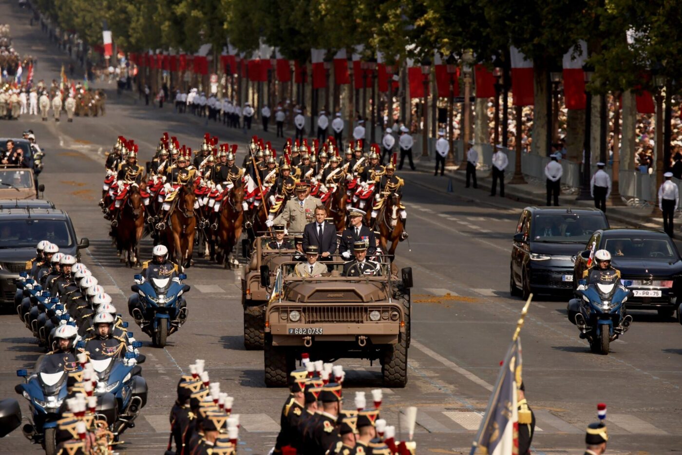 Truppen der Länder der Koalition der Willigen führten die Militärparade zum französischen Nationalfeiertag an.
