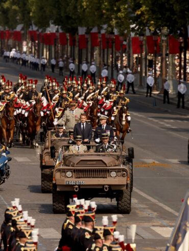 Truppen der Länder der Koalition der Willigen führten die Militärparade zum französischen Nationalfeiertag an.